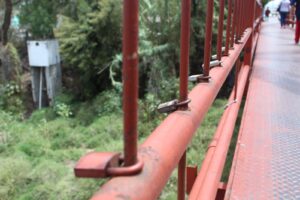 A ESCONDIDAS, MUCHOS SALMANTINOS COLOCAN CANDADOS EN EL PUENTE EL MOLINITO PARA SELLAR SU AMOR A ESCONDIDAS, MUCHOS SALMANTINOS COLOCAN CANDADOS EN EL PUENTE EL MOLINITO PARA SELLAR SU AMOR