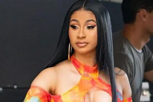 Cardi B le aventó el micrófono a una persona que le tiró una bebida encima Cardi B le aventó el micrófono a una persona que le tiró una bebida encima