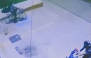 Hombre le roba bici a una mujer que entró al mercado Hombre le roba bici a una mujer que entró al mercado