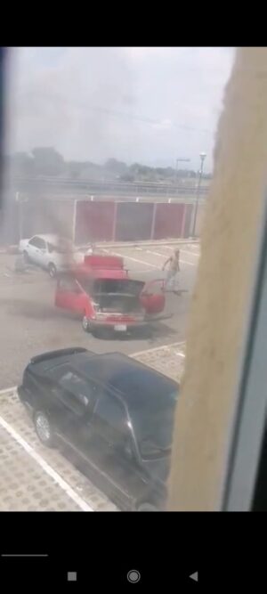 Se incendia fuertemente un vehículo en Celaya Se incendia fuertemente un vehículo en Celaya