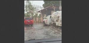Fuerte lluvia inunda las calles de Irapuato Fuerte lluvia inunda las calles de Irapuato