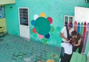 Padres de familia irrumpen en jardín de niños y golpean a maestra Padres de familia irrumpen en jardín de niños y golpean a maestra