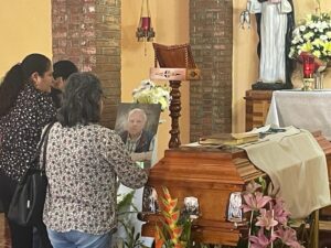 CON REZOS Y MISAS FUE VELADO Y SEPULTADO EL CUERPO DEL PADRE RAÚL, QUIEN FUE PÁRROCO DE LA IGLESIA DE SAN GONZALO. CON REZOS Y MISAS FUE VELADO Y SEPULTADO EL CUERPO DEL PADRE RAÚL, QUIEN FUE PÁRROCO DE LA IGLESIA DE SAN GONZALO.