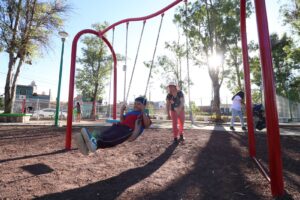 Disfrutan vecinos de nuevos parques rehabilitados Disfrutan vecinos de nuevos parques rehabilitados