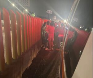 Fuerte pelea campal se desata en autopista de México-Puebla Fuerte pelea campal se desata en autopista de México-Puebla