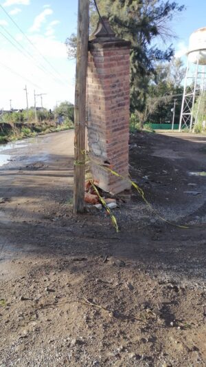 Reportan caída de un pilar en Los Frenos, mismo que representa un riesgo para los vecinos Reportan caída de un pilar en Los Frenos, mismo que representa un riesgo para los vecinos