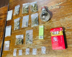 Detienen a 3 personas por posesión de presunta droga, una en La Venada y dos en la Plaza de Toros Detienen a 3 personas por posesión de presunta droga, una en La Venada y dos en la Plaza de Toros