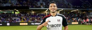 Raúl Jiménez: un nuevo dórsal en Fulham durante su presentación Raúl Jiménez: un nuevo dórsal en Fulham durante su presentación