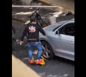 Hombre rompe la araña que le colocaron a su auto y huye de los policías Hombre rompe la araña que le colocaron a su auto y huye de los policías