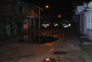 TORMENTA CON CAÍDA DE GRANIZO Y FUERTES RACHAS DE VIENTO CAUSÓ LA CAÍDA DE UN ÁRBOL EN LA COLONIA BELLAVISTA Y DEAÑOS A CABLES DE TELÉFONOS, ASÍ COMO DE UN VEHÍCULO. TORMENTA CON CAÍDA DE GRANIZO Y FUERTES RACHAS DE VIENTO CAUSÓ LA CAÍDA DE UN ÁRBOL EN LA COLONIA BELLAVISTA Y DEAÑOS A CABLES DE TELÉFONOS, ASÍ COMO DE UN VEHÍCULO.