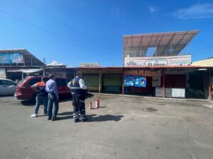 PERSONAL DE PROTECCIÓN CIVIL EVITA INCENDIO EN LOCAL DEL MERCADO TOMASA ESTÉVES PERSONAL DE PROTECCIÓN CIVIL EVITA INCENDIO EN LOCAL DEL MERCADO TOMASA ESTÉVES