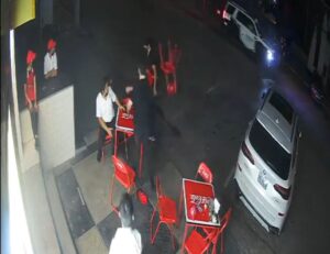 Captan a presunto dueño de taquería golpeando a un empleado Captan a presunto dueño de taquería golpeando a un empleado