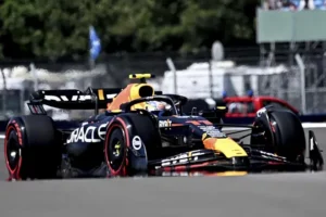 Verstappen y Checo Pérez comienzan mandando en los primeros libres Verstappen y Checo Pérez comienzan mandando en los primeros libres