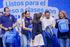 RECIBEN NIÑAS Y NIÑOS DOLORENSES ÚTILES ESCOLARES Y MOCHILAS RECIBEN NIÑAS Y NIÑOS DOLORENSES ÚTILES ESCOLARES Y MOCHILAS