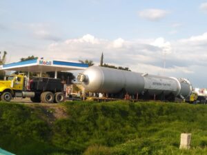 POR SU DIMENSIÓN QUE OCUPA LOS DOS CARRILES DEL BULEVAR CLOUTIER, LLAMA ATENCIÓN EL TRASLADO DE EQUIPO PARA REFINERÍA DE TULA POR SU DIMENSIÓN QUE OCUPA LOS DOS CARRILES DEL BULEVAR CLOUTIER, LLAMA ATENCIÓN EL TRASLADO DE EQUIPO PARA REFINERÍA DE TULA