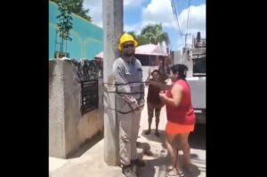 Vecinos amarran a trabajador de la CFE a un poste por cortes de luz Vecinos amarran a trabajador de la CFE a un poste por cortes de luz