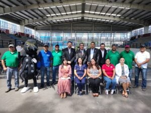 El Sistema de Salud entrega distintivo al Instituto Irapuato como Escuela Socialmente Responsable contra el Dengue. El Sistema de Salud entrega distintivo al Instituto Irapuato como Escuela Socialmente Responsable contra el Dengue.