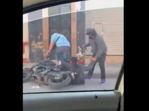 Graban presunto robo con violencia en centro de León Graban presunto robo con violencia en centro de León
