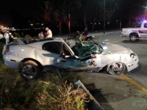 VELOZ COCHE VOLCÓ EN GLORIETA DE INFOPOL Y TRES MUJERES ACABARON LESIONADAS DE CONSIDERACIÓN. VELOZ COCHE VOLCÓ EN GLORIETA DE INFOPOL Y TRES MUJERES ACABARON LESIONADAS DE CONSIDERACIÓN.