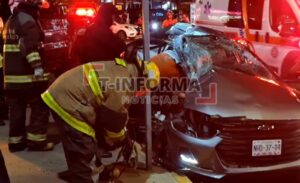 Fuerte choque deja a pasajeros prensados en Gómez Morin Fuerte choque deja a pasajeros prensados en Gómez Morin