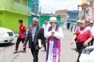 Visita el Obispo a familias del Barrio de la Salud Visita el Obispo a familias del Barrio de la Salud