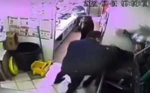 Indignante golpiza a un trabajador es captada en vídeo Indignante golpiza a un trabajador es captada en vídeo