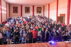 Firman acuerdos parentales 167 padres de familia en Coroneo. Firman acuerdos parentales 167 padres de familia en Coroneo.