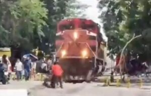 Salvan a hombre en silla de ruedas de ser arrollado del tren Salvan a hombre en silla de ruedas de ser arrollado del tren