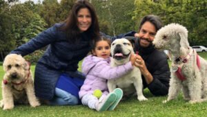 Familia Derbez está de luto, muere su perrita Fiona Familia Derbez está de luto, muere su perrita Fiona