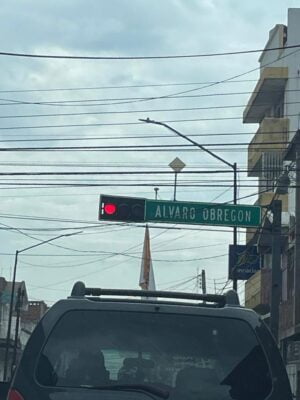 PIDEN QUE MUNICIPIO PREVENGA ACCIDENTE POR LONA DESPRENDIDA EN LA CALLE OBREGÓN PIDEN QUE MUNICIPIO PREVENGA ACCIDENTE POR LONA DESPRENDIDA EN LA CALLE OBREGÓN