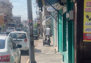 Con un diablito Julián y su esposa atraviesan toda la ciudad para llevar alimento a casa Con un diablito Julián y su esposa atraviesan toda la ciudad para llevar alimento a casa