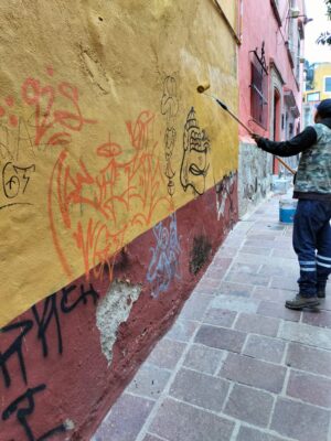 Realizan jornada para despintar graffitis ilegales en 5 callejones Realizan jornada para despintar graffitis ilegales en 5 callejones