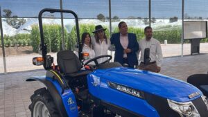 Donan nuevo tractor a la Expo Agroalimentaria Donan nuevo tractor a la Expo Agroalimentaria