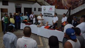 Personal de diferentes dependencias reciben uniformes Personal de diferentes dependencias reciben uniformes