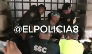 ¡Héroe! Policía desarma a hombre que pretendía quitarse la vida ¡Héroe! Policía desarma a hombre que pretendía quitarse la vida