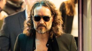 Papá de Russell Brand lo defiende de las acusaciones de violación Papá de Russell Brand lo defiende de las acusaciones de violación