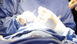 Acude a dar a luz a sus hijos y los médicos le dicen que le “extrajeron tumores” Acude a dar a luz a sus hijos y los médicos le dicen que le “extrajeron tumores”