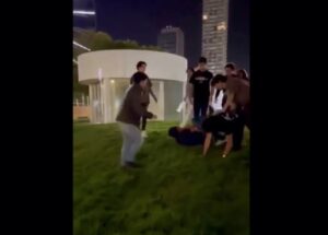 Golpean brutalmente estudiantes de la Anáhuac Puebla a un joven afuera de un antro Golpean brutalmente estudiantes de la Anáhuac Puebla a un joven afuera de un antro