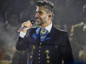 Alejandro Fernández recibe críticas por su nuevo look Alejandro Fernández recibe críticas por su nuevo look