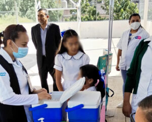 Guanajuato suma la aplicación de más de 15 mil vacunas contra el VPH en niñas de 13 años de edad. Guanajuato suma la aplicación de más de 15 mil vacunas contra el VPH en niñas de 13 años de edad.
