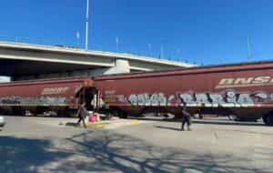 Suben familias migrantes a ‘la Bestia’ y Ferromex suspende servicio para salvaguardarlos Suben familias migrantes a ‘la Bestia’ y Ferromex suspende servicio para salvaguardarlos