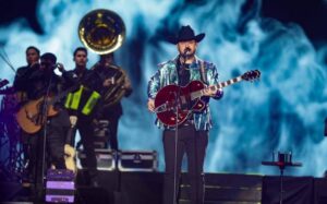 Edén Muñoz pone a cantar a casi 70 mil personas Edén Muñoz pone a cantar a casi 70 mil personas