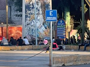 Llegan al menos mil migrantes más la tarde del domingo Llegan al menos mil migrantes más la tarde del domingo