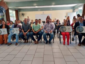 Entregan Insignias Plata a Instituciones Educativas Entregan Insignias Plata a Instituciones Educativas