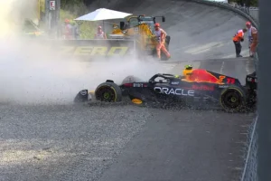 Sergio Pérez vuela, pero sufre accidente Sergio Pérez vuela, pero sufre accidente