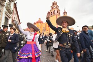 Invita a Navarro a disfrutar del desfile cívico-militar en familia; habrá cierres viales desde las 8:00 de la mañana Invita a Navarro a disfrutar del desfile cívico-militar en familia; habrá cierres viales desde las 8:00 de la mañana