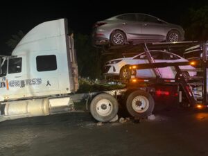 Se atora trailer en las vías del tren del puente de la colonia Primero de Mayo Se atora trailer en las vías del tren del puente de la colonia Primero de Mayo