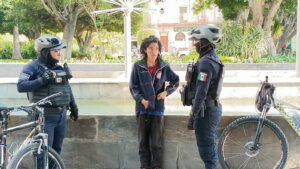 Detienen a mujer por bañarse en las fuentes frente a la presidencia Detienen a mujer por bañarse en las fuentes frente a la presidencia