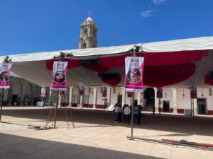 Comienzan a adornar espacios del Centro para el Festival de la Fresa Comienzan a adornar espacios del Centro para el Festival de la Fresa