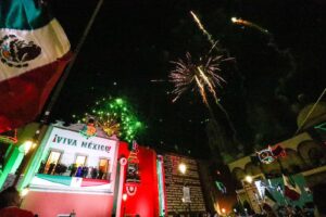 Invita la alcaldesa a vivir el grito de independencia en la Plaza de los Fundadores Invita la alcaldesa a vivir el grito de independencia en la Plaza de los Fundadores